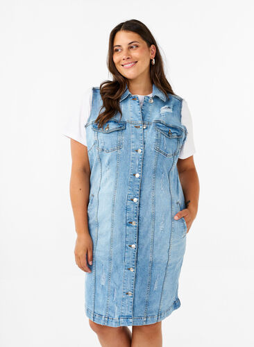 Zizzi Ärmlös denimklänning med råa kantdetaljer, Light Blue Denim, Model image number 0