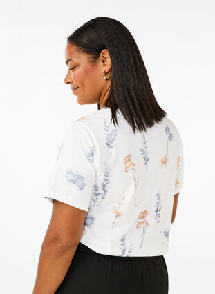 Zizzi T-shirt i ekologisk bomull med blommigt tryck, White W. Blue flower, Model image number 1