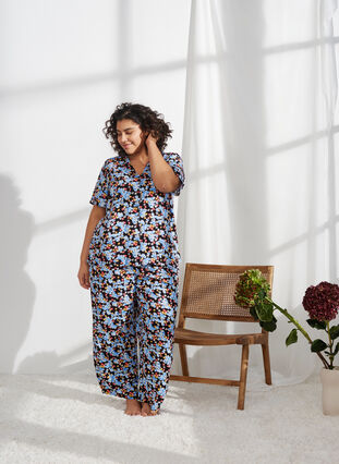 Zizzi Mönstrad pyjamaströja i viskos, Black Blue Flower, Image image number 0