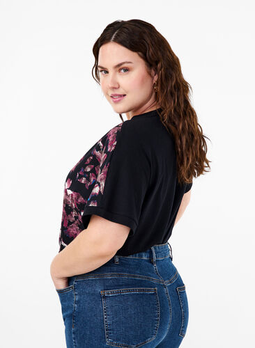 Zizzi Löst sittande t-shirt med blommigt tryck, Black Purple Fl. AOP, Model image number 1