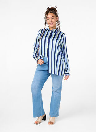 Zizzi Randig satinskjorta med krage, Blue Stripe, Model image number 2