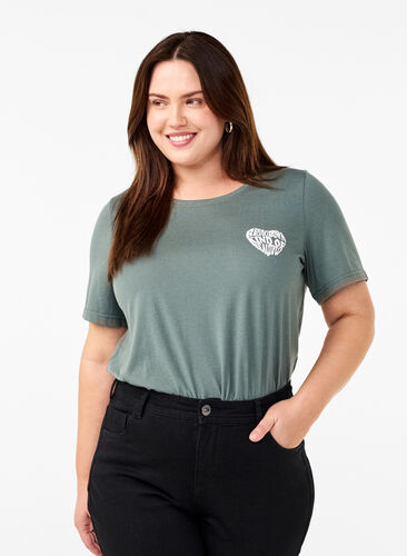 Zizzi FLASH - T-shirt med motiv, Balsam G. Beautiful, Model image number 0