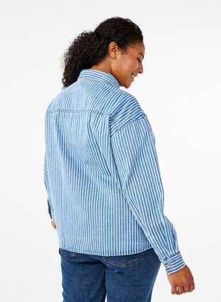 Zizzi Randig jeansskjorta med bröstfickor, Light B.Denim Stripe, Model image number 1