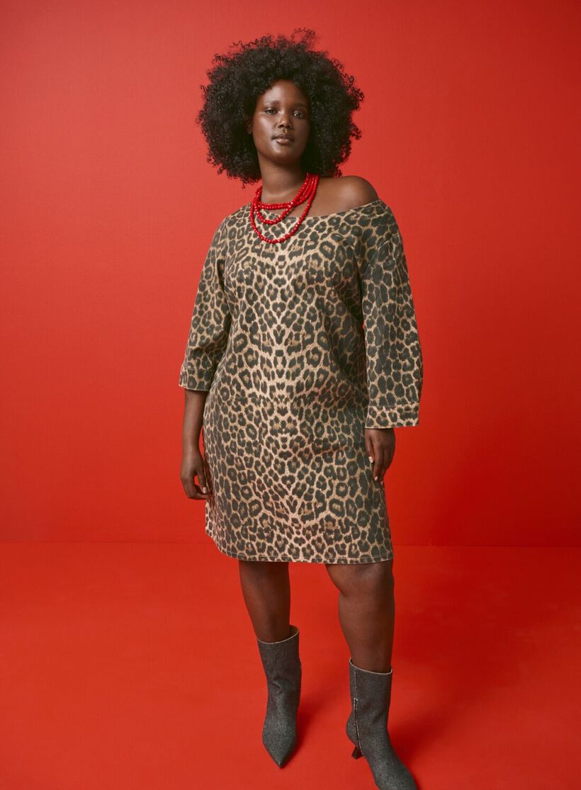 Zizzi Denimklänning med leopardtryck, , Model, 1