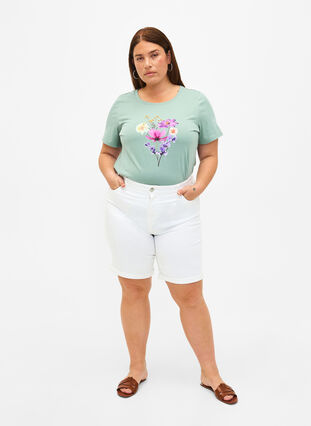 Zizzi Åtsittande jeansshorts med hög midja, Bright White, Model image number 3