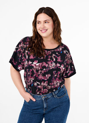 Zizzi Löst sittande t-shirt med blommigt tryck, Black Purple Fl. AOP, Model image number 0