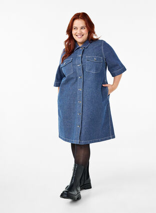 Zizzi Kritstrecksrandig denimklänning med bröstfickor, Blue Denim Stripe, Model image number 2