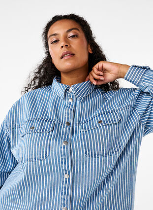 Zizzi Enfärgad jeansskjorta med bröstfickor, Light B.Denim Stripe, Model image number 3